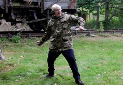 O Boris Johnson φόρεσε στολή παραλλαγής και…εκτόξευσε χειροβομβίδα! (Video)