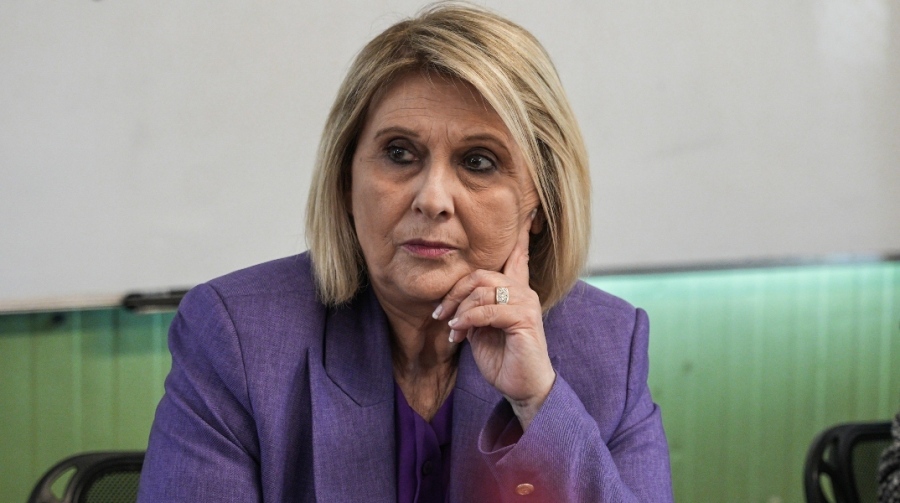 Κήρυγμα μίσους από τη Βουλευτή της ΝΔ: Δεν χρειαζόμαστε πυροσβέστες – Σκληρή απάντηση: Βούλτεψη σκάσε, καίγεται η Ελλάδα