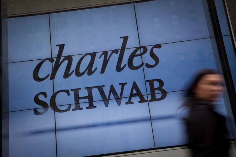 Charles Schwab: Προσοχή! Τα επιτόκια δεν είναι επενδυτική πυξίδα – Γιατί το ρίσκο στα χρηματιστήρια «χτυπά κόκκινο»
