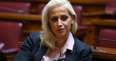 Εκτός τόπου και χρόνου: Η Ραλλία επιτίθεται στον Μπακογιάννη για φωτογραφία με οβελία