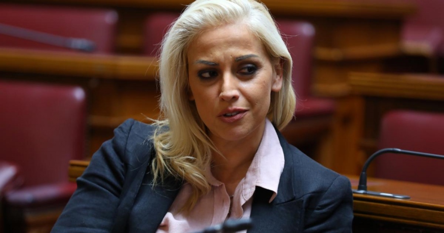 Εκτός τόπου και χρόνου: Η Ραλλία επιτίθεται στον Μπακογιάννη για φωτογραφία με οβελία