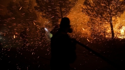 Καλαμάτα: Παραμένει σε εξέλιξη η πυρκαγιά στο Ακριτοχώρι – Σκληρή μάχη των πυροσβεστών
