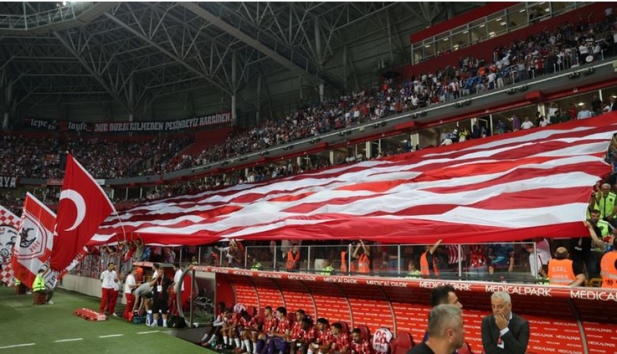 Τουρκία: Οι οπαδοί της Σάμσουνσπορ ζήτησαν να φορέσει την εμφάνιση με τον Κεμάλ κόντρα στην ΑΕΚ