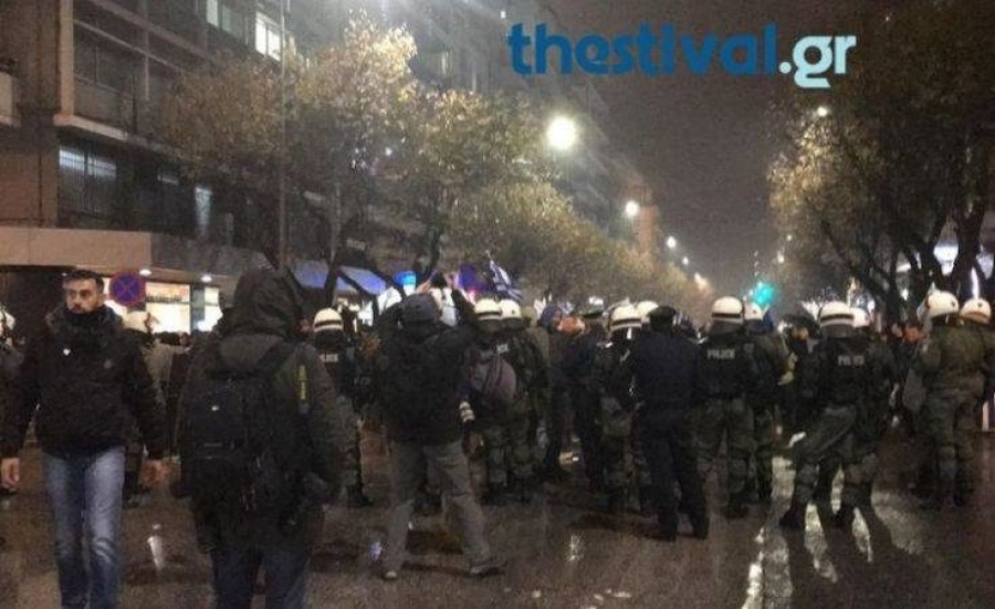 Ένταση και χημικά στη Θεσσαλονίκη - Νέο μπλόκο από τα ΜΑΤ στους διαδηλωτές που θέλουν να φτάσουν στα γραφεία του ΣΥΡΙΖΑ