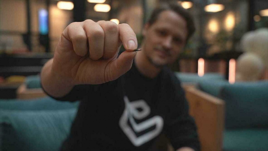 Μικροτσίπ σε πιστοποιητικό εμβολιασμού για Covid; -  Άλλη μία «θεωρία συνομωσίας» γίνεται πραγματικότητα από σουηδική εταιρεία