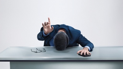 Ο Τζον Όλιβερ και το καυστικό Last Week Tonight επιστρέφουν με νέα επεισόδια αποκλειστικά στην COSMOTE TV