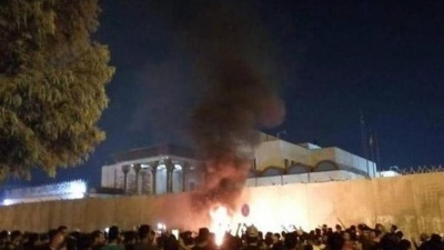 Εκτός ελέγχου οι αναταραχές στο Ιράκ - Διαδηλωτές πυρπόλησαν το προξενείο του Ιράν