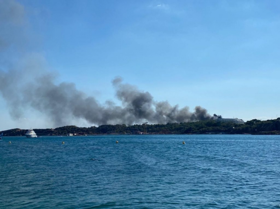 Φωτιά στον Αστέρα Βουλιαγμένης - Συναγερμός στην Πυροσβεστική