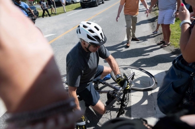 Νέο ατύχημα για Biden - Αυτή τη φορά έπεσε από... ακινητοποιημένο  ποδήλατο