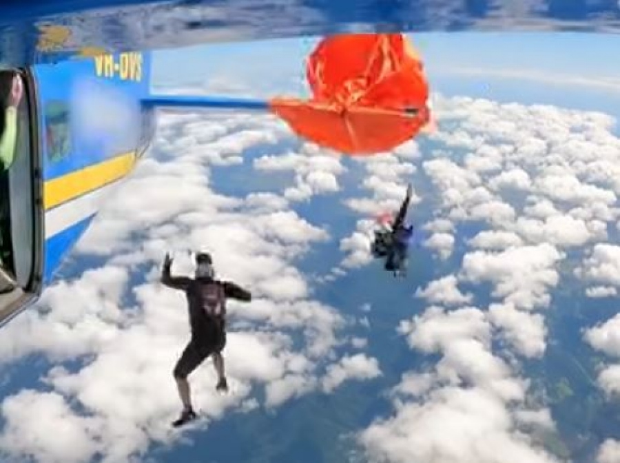 Φρίκη! Αλεξιπτωτιστής «κρεμάστηκε» στα 4.500 μέτρα, όταν το αλεξίπτωτο πιάστηκε στο φτερό αεροπλάνου! (video)