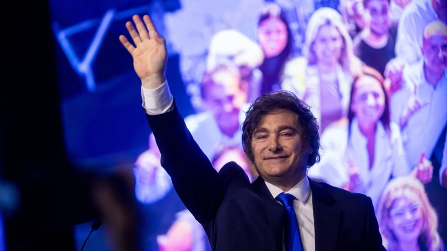 Η σαρωτική νίκη του Milei φέρνει τα πάνω κάτω στην Αργεντινή και το τέλος του Περονισμού