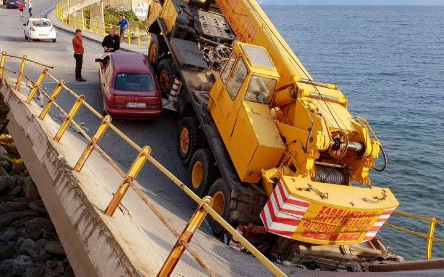 Κατέρρευσε τμήμα γέφυρας μέσα στην πόλη της Καβάλας - Από θαύμα δεν υπήρξαν θύματα