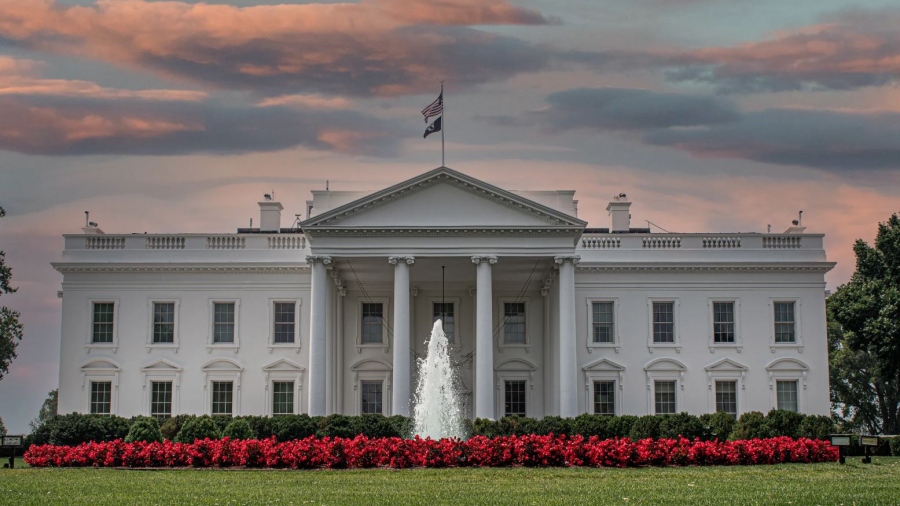 ΗΠΑ: Ο Λευκός Οίκος ξεσκεπάζει τους Βρετανούς - Κανένα στοιχείο δεν δείχνει τη μεταφορά όπλων από την Κίνα στη Ρωσία