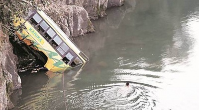 Ινδία: Λεωφορείο έπεσε σε κανάλι από γέφυρα – Τουλάχιστον 35 οι νεκροί