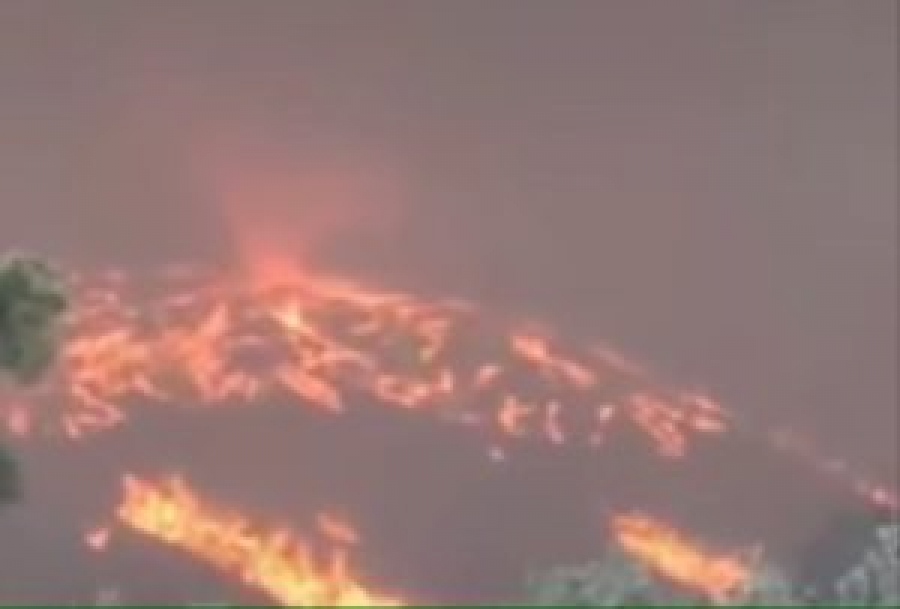 Συγκλονιστικό video: Οι άνεμοι δημιούργησαν πυροστρόβιλο στη Ρόδο