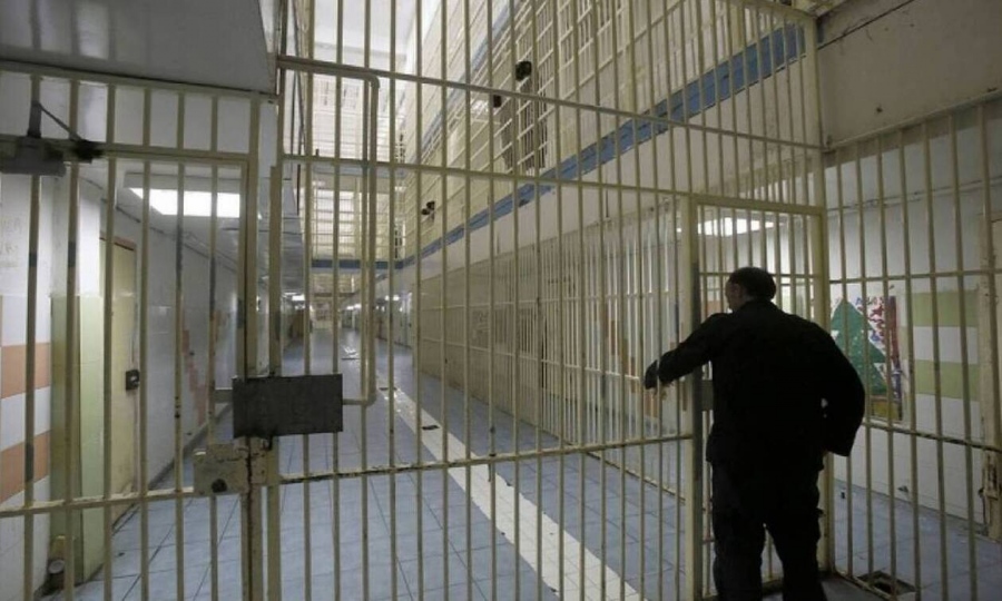 Πρώην διευθυντής φυλακών παρακολουθούσε με «κοριό» τους συναδέλφους του - Καταδικάστηκε σε 18 μήνες φυλακή με αναστολή