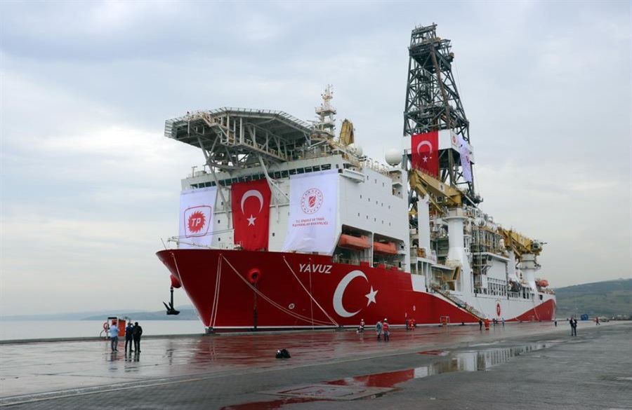 Φωτογραφία με το τουρκικό πλοίο – γεωτρύπανο «Yavuz» να πλέει έξω από τη Ρόδο