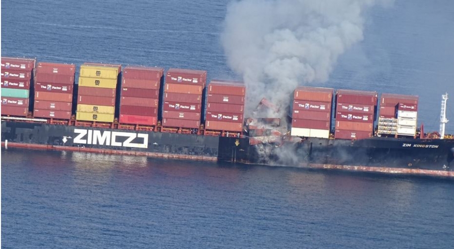 Καναδάς: Τοξικά αέρια εκλύονται από φλεγόμενο πλοίο μεταφοράς εμπορευματοκιβωτίων