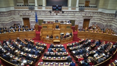 Βουλή: Ψηφίστηκε η οδηγία για την εσωτερική αγορά ηλεκτρικής ενέργειας και η τροπολογία για το «καλάθι του νοικοκυριού»
