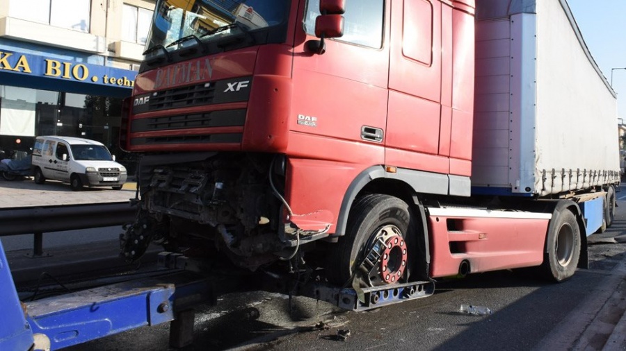 Δύο νεκροί και μια σοβαρά τραυματίας από τροχαίο στον Κηφισό – Νταλίκα έπεσε σε δύο ΙΧ