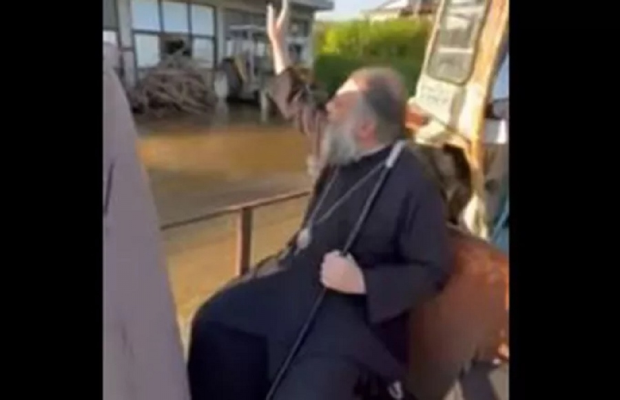 Τρίκαλα: Ο μητροπολίτης Τρίκκης ευλόγησε τους πλημμυροπαθείς από μια καρότσα τρακτέρ