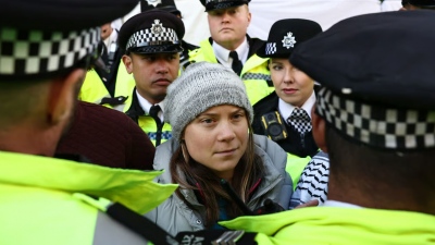 Νέοι μπελάδες για την Greta Thunberg - Συνελήφθη σε διαδήλωση στο Λονδίνο (vid)