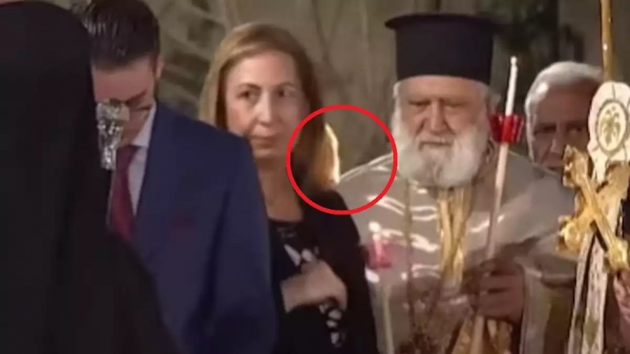 Απρόοπτο για την Μαριλίζα Ξενογιαννακοπούλου στην Ανάσταση – Πήραν φωτιά τα μαλλιά της, την έσβησε ιερέας