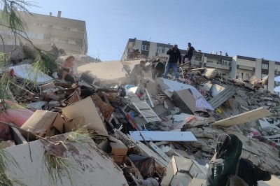 Σμύρνη Τουρκίας: Στους 76 οι νεκροί και 962 οι τραυματίες από τον φονικό σεισμό - Σβήνουν οι ελπίδες για τους εγκλωβισμένους