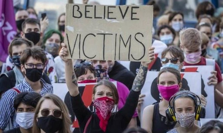 Πολωνία: Πρωτοφανής απόφαση της κυβέρνησης «νομιμοποιεί» την ενδοοικογενειακή βία