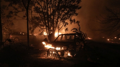 Φωτιά στη Βαρυμπόμπη – Νύχτα τρόμου με τρία πύρινα μέτωπα, πάνω από 300 απεγκλωβισμούς και συνεχείς αναζωπυρώσεις