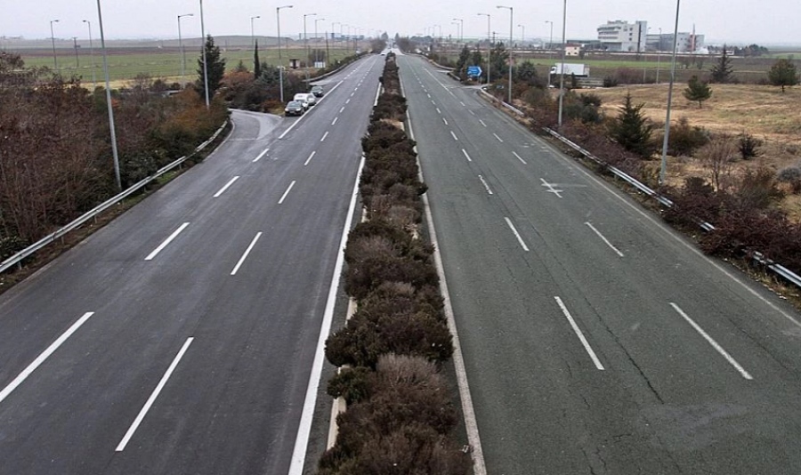 Κομμένη στα δύο η Ελλάδα - Κλειστή σε 14 σημεία η ΠΑΘΕ - Κλειστοί και οι επαρχιακοί δρόμοι της Θεσσαλίας
