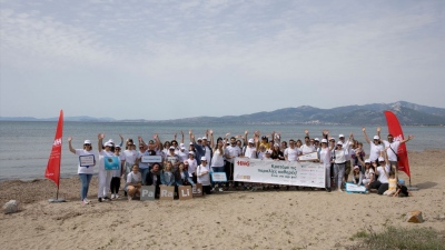 Eργαζόμενοι - εθελοντές του Ομίλου Hellenic Healthcare καθάρισαν την παραλία του Σχινιά