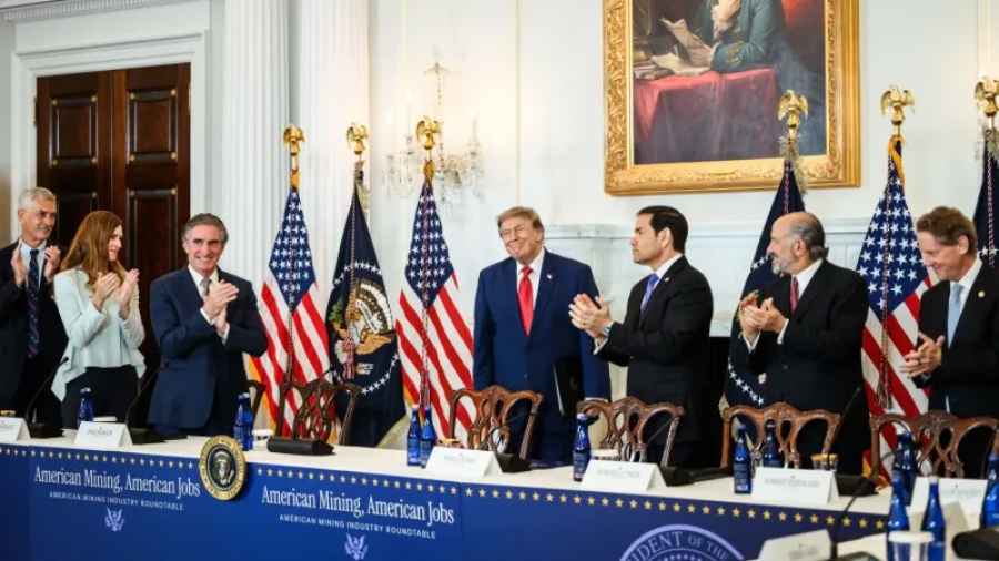 Πολιτική βόμβα από Tucker Carlson: «Ο Trump μπορεί να τελειώσει τον πόλεμο στην Ουκρανία με ένα τηλεφώνημα»