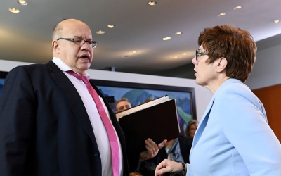 Γερμανία - CDU: Αποχωρούν από την ενεργό δράση δύο στενοί σύμμαχοι της Merkel