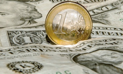 Σε υψηλά 2 εβδομάδων σκαρφάλωσε το αμερικανικό δολάριο, στο +0,21% έναντι του ευρώ