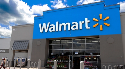 H Walmart επενδύει στο ηλεκτρονικό εμπόριο και αυξάνει τους μισθούς