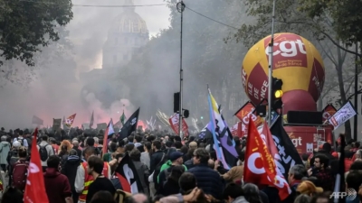 Συνεχίζουν τις μαζικές απεργίες οι Γάλλοι - «Να φύγουμε από ΕΕ και ΝΑΤΟ» - Η ακρίβεια γονατίζει τους πολίτες