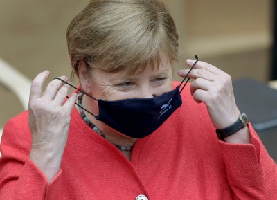 Πρώτη δημόσια εμφάνιση με μάσκα για την Angela Merkel