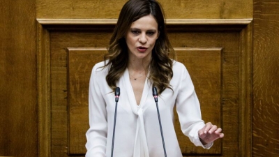 Αχτσιόγλου: «Λουδοβικισμός» η αντίληψη ότι «μια λαϊκή οικογένεια σήμερα δεν έχει αυτοκίνητο και τρώει φασόλια»