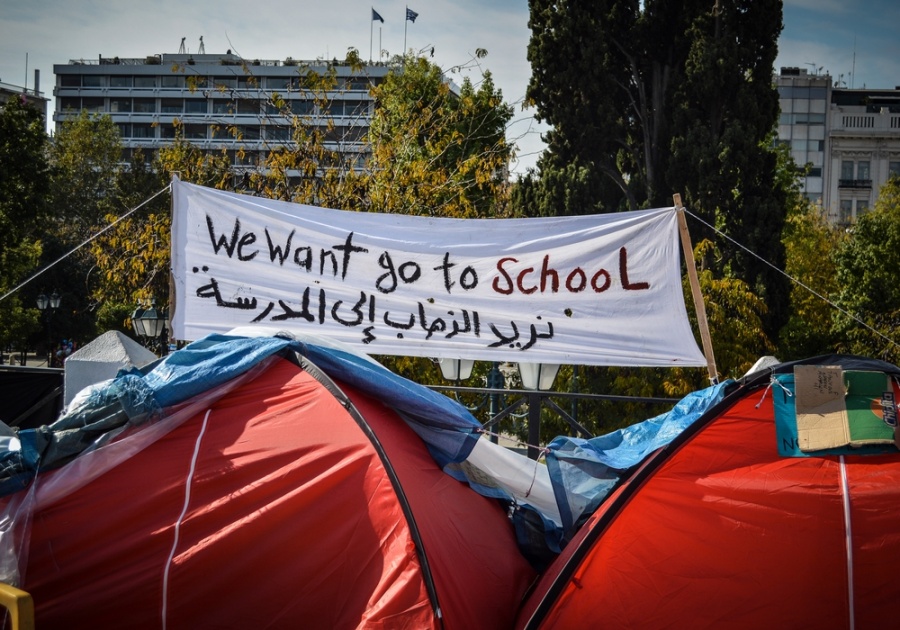 Υπ. Μεταναστευτικής Πολιτική για τους πρόσφυγες στο Σύνταγμα: Συνεχίζεται η προσπάθεια για να πεισθούν να μεταφερθούν