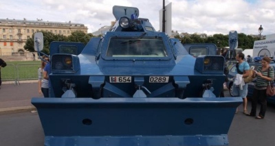 Ακραία, αντιδημοκρατικά μέτρα στη Γαλλία – Ο Macron κατεβάζει τα τεθωρακισμένα της αστυνομίας στους δρόμους