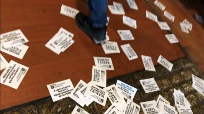 Έφοδος του Ρουβίκωνα στα κεντρικά γραφεία του Jumbo στο Μοσχάτο