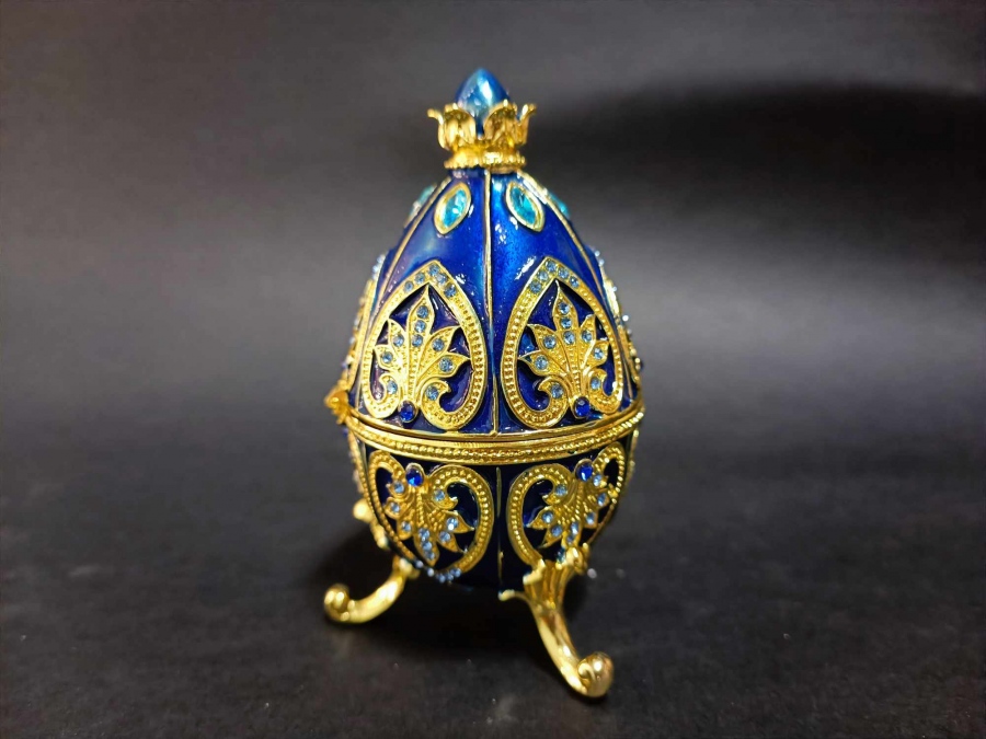 Κλέφτης άρπαξε τσάντα πολυτελείας που είχε αυγό Φαμπερζέ και το αντάλλαξε με ναρκωτικά