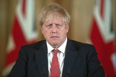 Βρετανία: Ο Boris Johnson επαναφέρει την απαγόρευση… σεξ σε ζευγάρια που δεν μένουν μαζί
