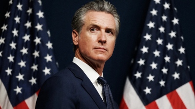 Ο Gavin Newsom (Κυβερνήτης) ανοίγει «πυρ» στις ΗΠΑ - Η California απαγορεύει τα Glock και προκαλεί συνταγματική θύελλα