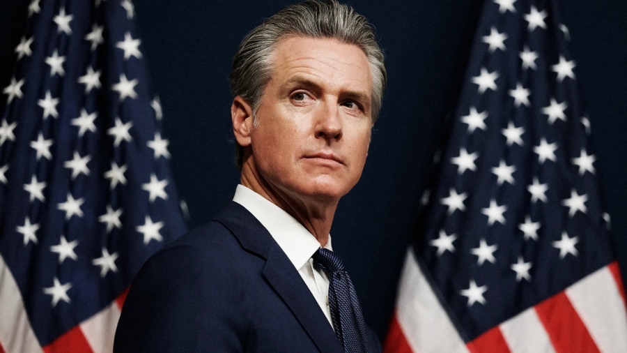 Ο Gavin Newsom (Κυβερνήτης) ανοίγει «πυρ» στις ΗΠΑ - Η California απαγορεύει τα Glock και προκαλεί συνταγματική θύελλα