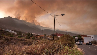 Ισπανία: Ανεξέλεγκτη η φωτιά στην Τενερίφη καίει χιλιάδες στρέμματα - Απομακρύνονται εσπευσμένα οι κάτοικοι