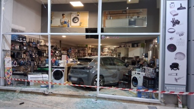Ναύπλιο: Αυτοκίνητο «εισέβαλε» σε κατάστημα