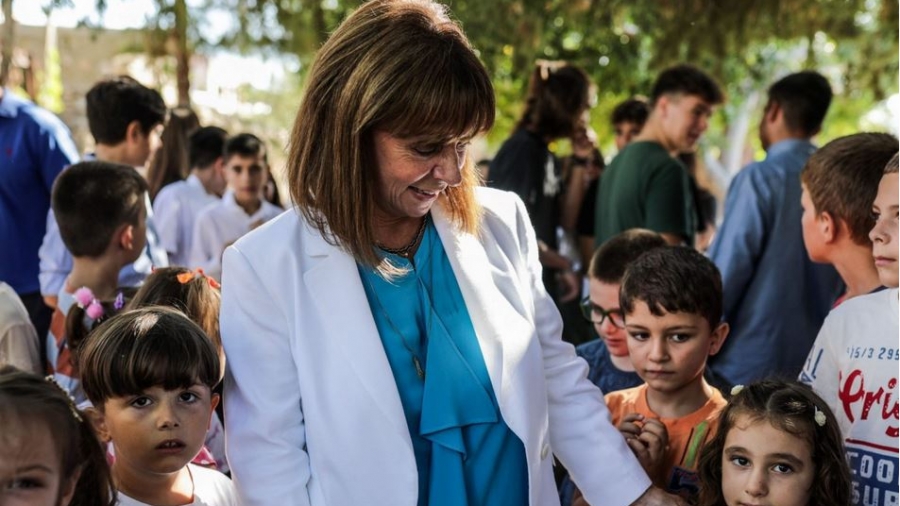 Στα σχολεία της Χάλκης η Σακελλαροπούλου: Με τη δημιουργική χρήση της τεχνολογίας και την ενεργητικότητά σας ανοίγεστε στον κόσμο