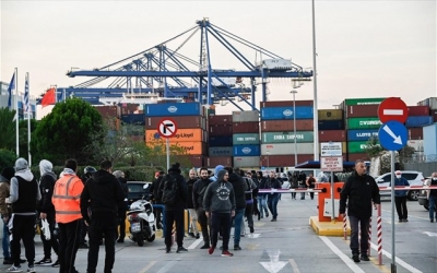 Συνεχίζεται η απεργία των εργαζομένων στο λιμάνι του Πειραιά